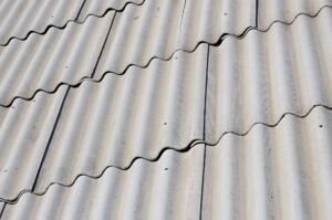 Tuile de fibro-ciment sur une toiture